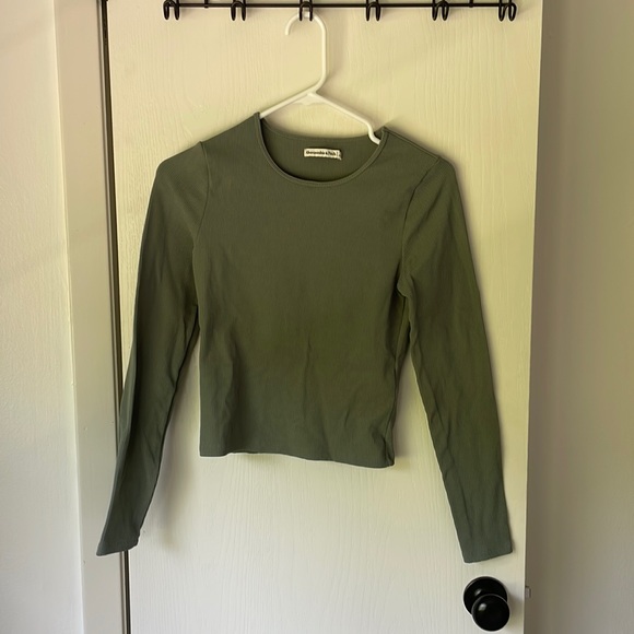 Abercrombie & Fitch Tops - Abercrombie & Fitch green fitted & ribbed long sleeve, slightly cropped